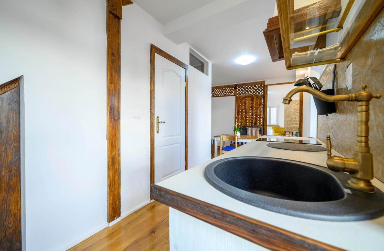 On The Rock Apartments シベニク エクステリア 写真