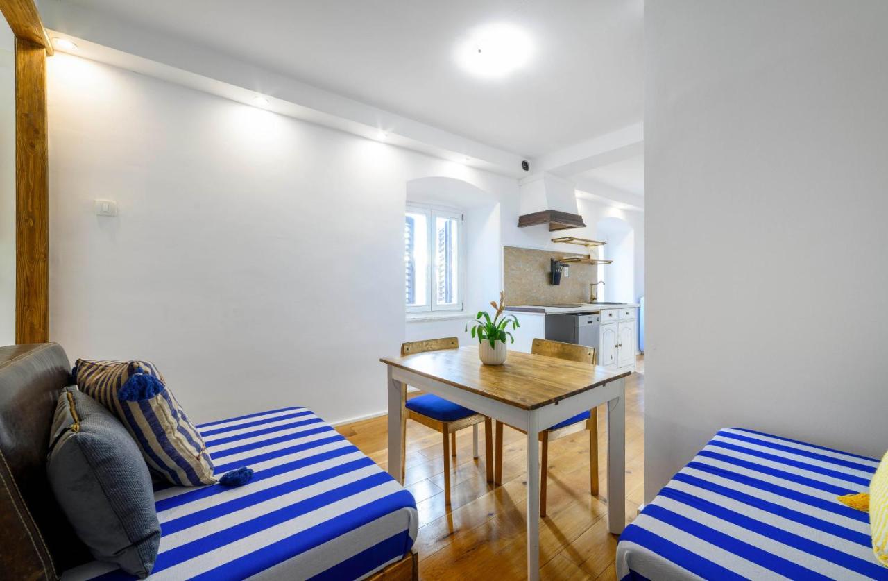 On The Rock Apartments シベニク エクステリア 写真