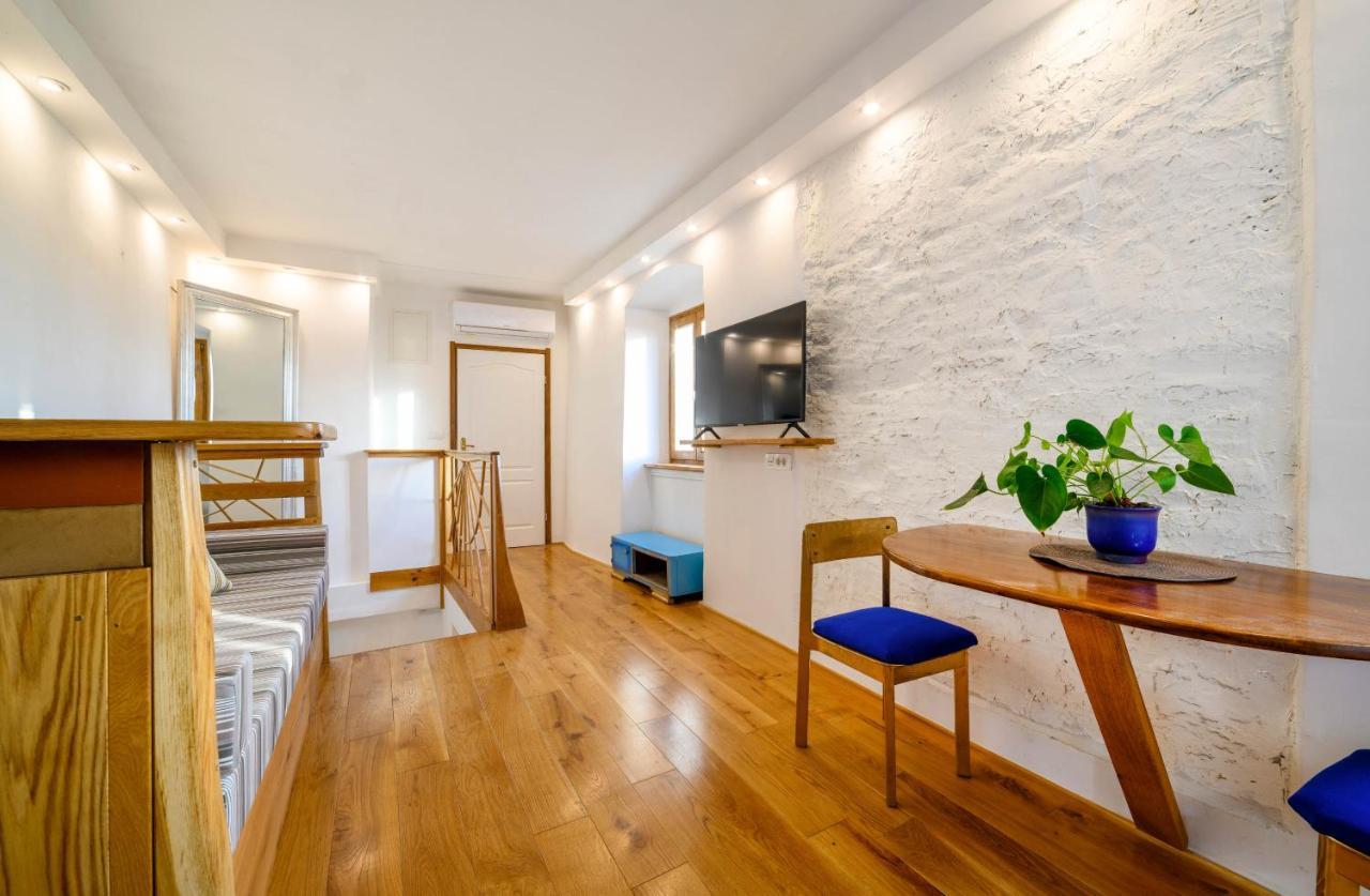On The Rock Apartments シベニク エクステリア 写真