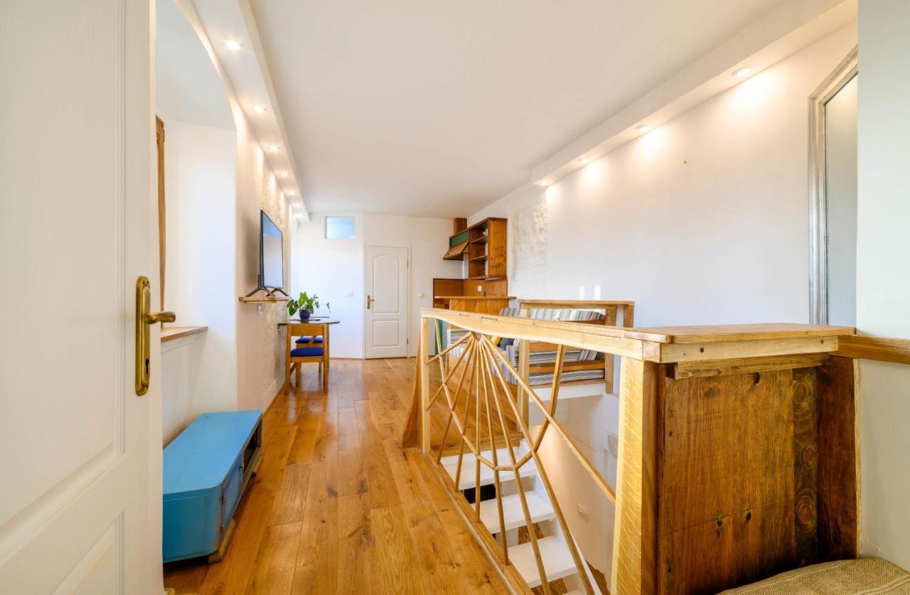 On The Rock Apartments シベニク エクステリア 写真
