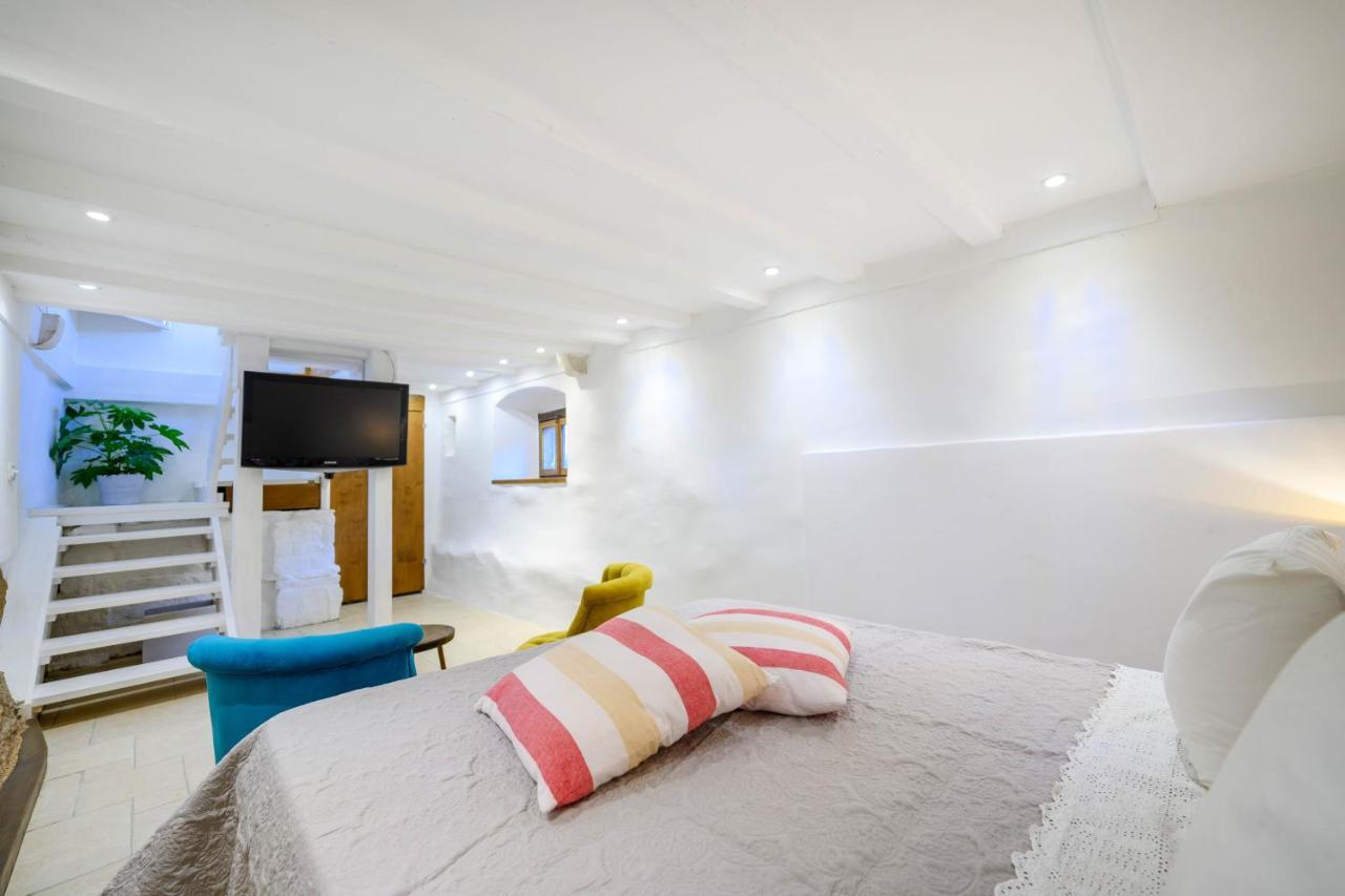 On The Rock Apartments シベニク エクステリア 写真