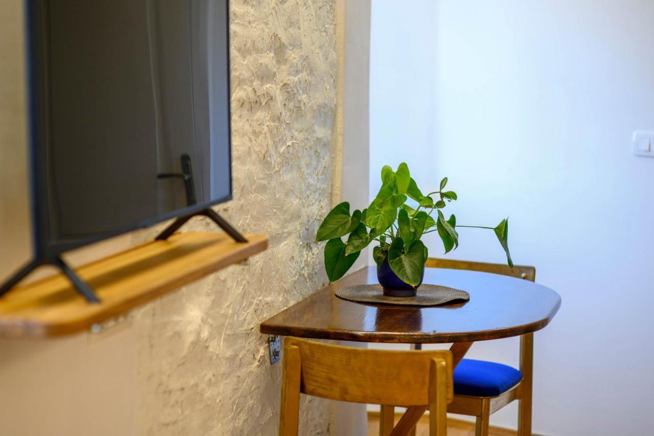 On The Rock Apartments シベニク エクステリア 写真