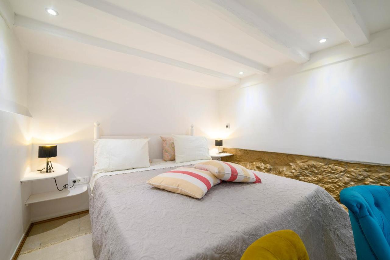 On The Rock Apartments シベニク エクステリア 写真