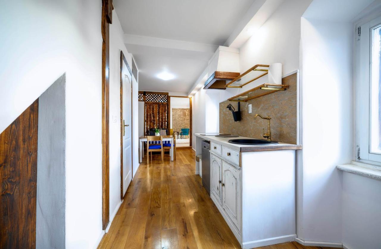 On The Rock Apartments シベニク エクステリア 写真